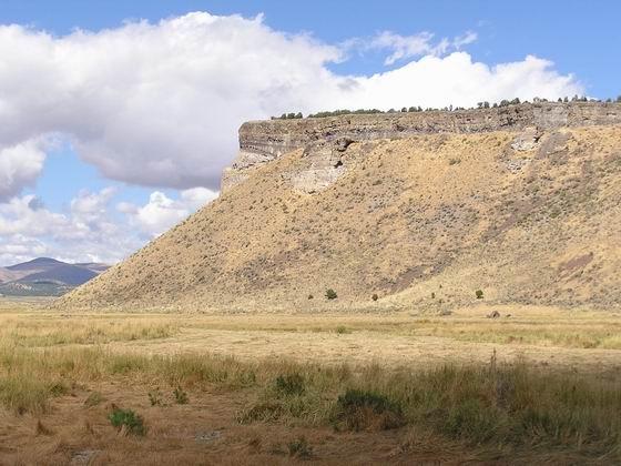 TRAIL GOES SOUTH (LEFT) AROUND THE BASE OF FLATIRON MT ALONG GOOSE CREEK NEAR MARKER C-14